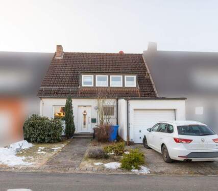 Hausansicht Vorderseite - Familienfreundliches Reihenmittelhaus in Nürnberg - Fischbach Haus kaufen