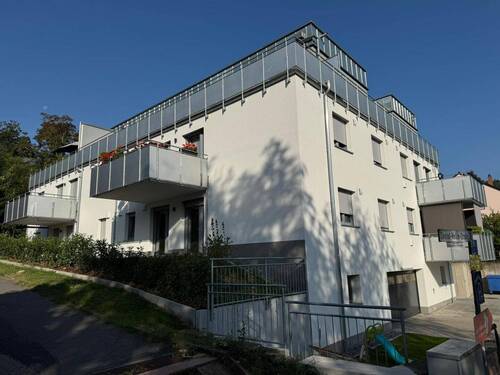 Außenansicht seitlich Haus - Neubau-3-Zimmer-Erdgeschosswohnung mit Burgblick in Bestlage Wertheim – ab sofort