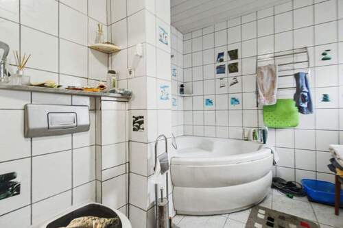 Badezimmer mit Badewanne - 