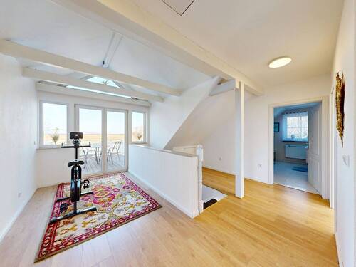 Flur- und Galeriebereich mit Ausgang zum Balkon im Dachgeschoss - 