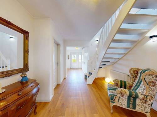 Flur- und Eingangsbereich im Erdgeschoss mit Treppe ins Dachgeschoss - 