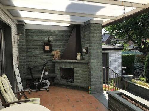 Die überdachte Terrasse mit Kamin - 