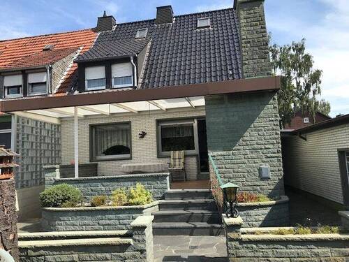Blick vom Garten auf die Terrasse - 