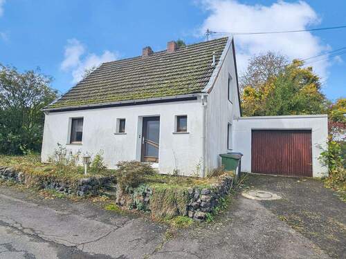 Frontansicht - Gemütliches Einfamilienhaus mit Garage auf großem Areal bei Asbach. 10 Minuten A3, 30 Minuten Bonn.