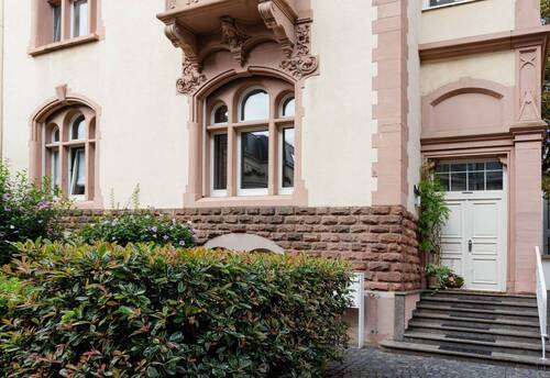 Privater Hauseingang - Herrschaftliche Stilaltbauwohnung mit Garten