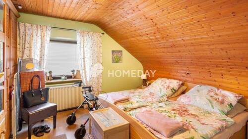 1. OG Schlafzimmer 1 - 