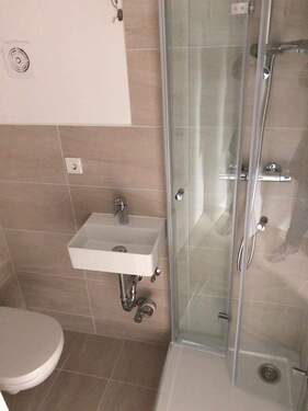 Modernes Duschbad - 2 Zimmer Etagenwohnung in Nürnberg - Gebersdorf