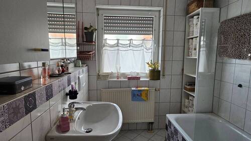 Tageslichtbad mit Wanne - 