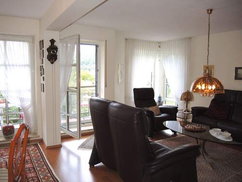 Wohnzimmer mit direktem Balkonzugang - Etagenwohnung mit 135,00 m&sup2; in Bad Brückenau zum Kaufen