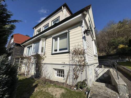 Ansicht mit Kellertreppe - Ruhig gelegenes, freistehendes Einfamilienhaus mit Garten in Bad Grund direkt - mit KFZ-Stellplatz
