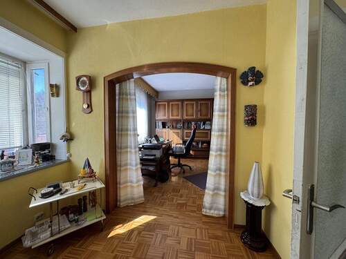 Wohnzimmer mit Parkett - 