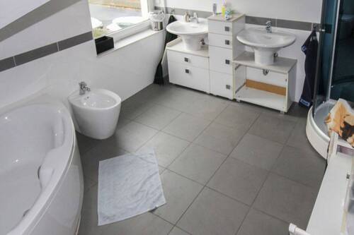 Badezimmer_1_OG - 8 Zimmer Einfamilienhaus in Braunschweig
