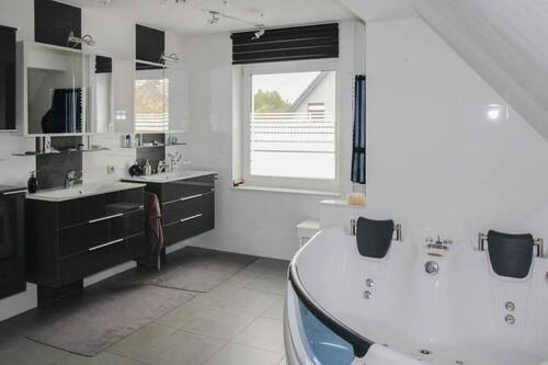 Badezimmer_2_OG_Sicht_1 - Einfamilienhaus mit 394,10 m&sup2; in Braunschweig zum Kaufen