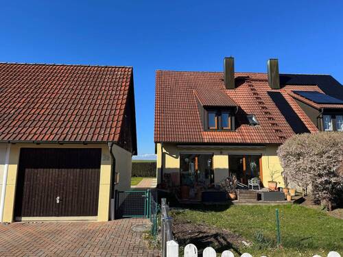 Außenansicht - Familienfreundliche Doppelhaushälfte mit viel Platz und Garten in Eckersdorf