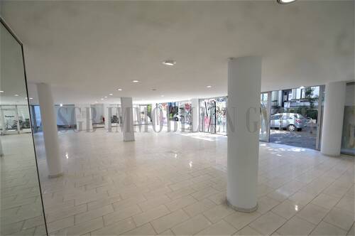 Rückwärtiger Bereich der Ausstellungsfläche mit geöffneten Glasschiebetüren - 