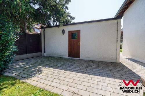 Sitzplatz hinter der Garage - 