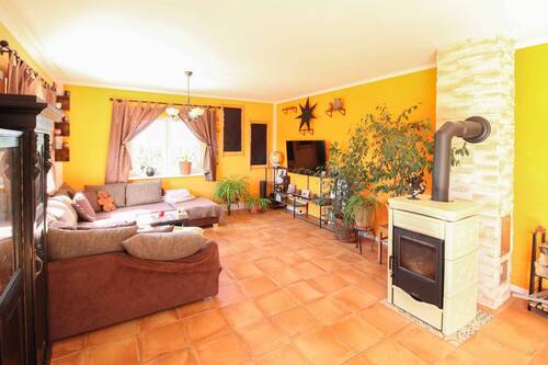 Wohnzimmer mit Kamin - Einfamilienhaus mit 132,00 m&sup2; in Coswig zum Kaufen