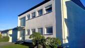 Hausansicht - gepflegte Wohnung mit Einbauküche, Balkon, Garage, Garten