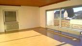Wohnzimmer mit Balkon - 4 Zimmer Etagenwohnung in Kirkel