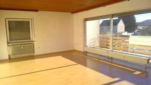 Wohnzimmer mit Balkon - 4 Zimmer Etagenwohnung in Kirkel