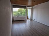 Wohnzimmer - 850 € - 63 m² - 2.0 Zi. - EBK - Balkon - mit Frei Parkplatz (2025 Umfassend Renoviert)