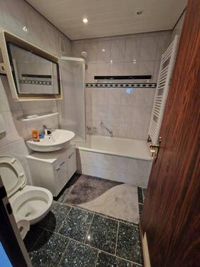 Badezimmer mit Badewanne - 