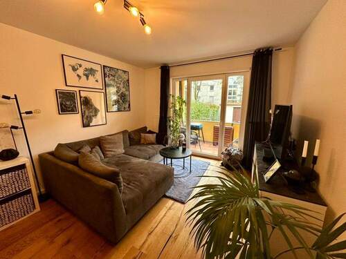 Einblick Wohnbereich mit Ausgang zum Balkon - Helle 3-Zimmer-Wohnung mit Balkon in Nürnberg Schweinau