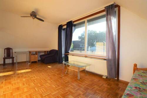 Wohnzimmer mit Balkon (OG) - 