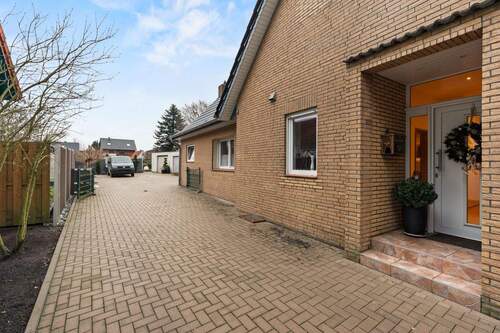 Zufahrt auf das grundstück zu den Garagen - 