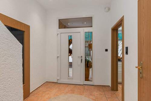 Eingang Flur 13,18 m² - 9 Zimmer Einfamilienhaus in Bassum