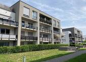 Balkonseite eines modernen, mehrstöckigen Wohngebäudes mit breiten Balkonen, davor gepflegte Rasenfläche und niedrigen Hecken - Kurzfristig frei: moderne 2-Zimmer-Wohnung mit Balkon