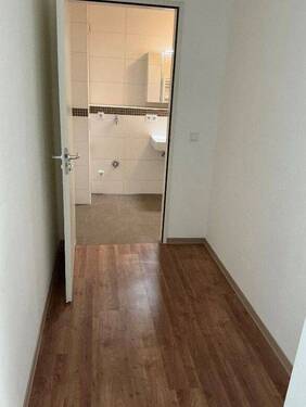 Blick ins Bad.jpg - Etagenwohnung mit 44,20 m&sup2; in Kelsterbach zur Miete