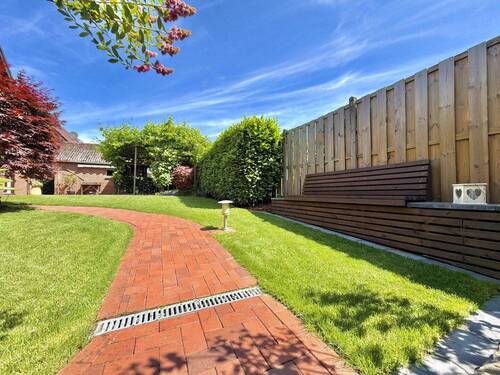 Gartenansicht mit Sitzgelegenh - 