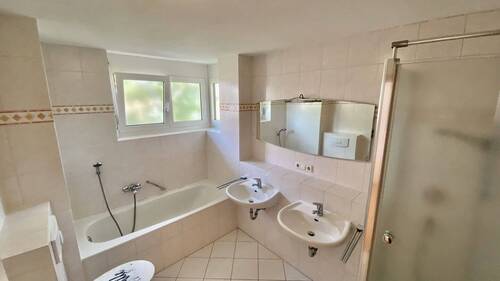 Badezimmer mit Badewanne - 