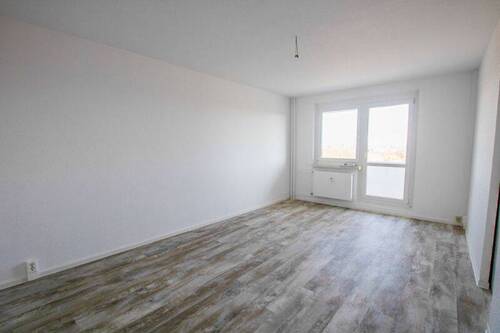Wohnzimmer - Große 3-Zimmerwohnung mit Balkon