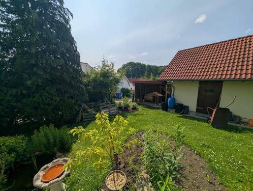 Blick auf Garage und Schuppen - 5 Zimmer Einfamilienhaus in Eigeltingen - Heudorf