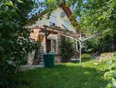Terasse und Garten hinter Haus - 