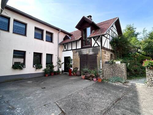 Hofansicht - Mehrfamilienhaus, Wohnhaus mit 404,00 m² in Meeder zum Kaufen