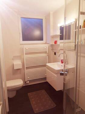 Modernes Bad mit Tageslicht - 