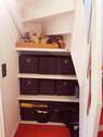 Viel Stauraum unter der Treppe - 