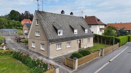 Front- und Seitenansicht - 6 Zimmer Einfamilienhaus zum Kaufen in Ebersbach-Neugersdorf