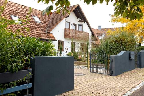 Haus Straßenzufahrt - 6 Zimmer Einfamilienhaus zum Kaufen in Ellingen