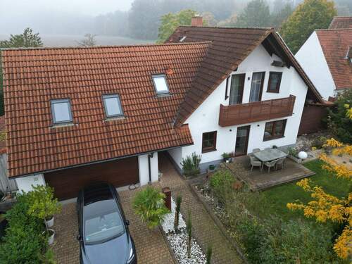 Haus mit Doppelgarage - 