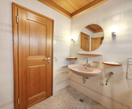 Badezimmer mit Badewanne im Erdgeschoss - 