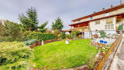 Garten mit Hausansicht - 