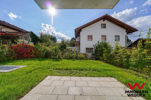 Terrasse mit Blick in den Garten - 