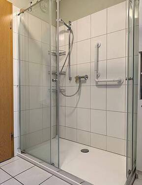Bad mit Dusche - 