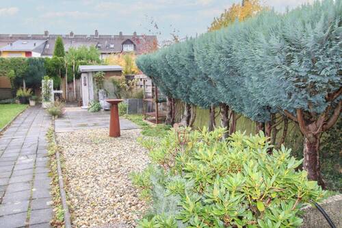 Gartenansicht mit Hütte - 