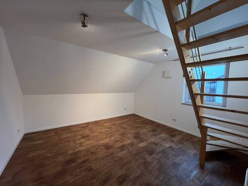 Ankleidezimmer DG mit Aufgang DG - 