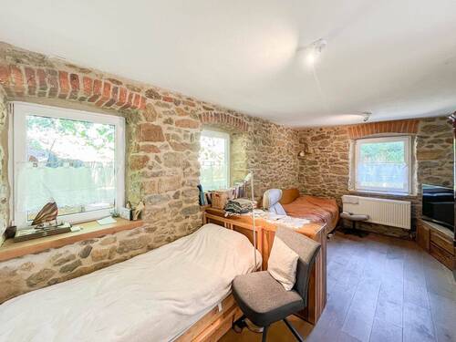 Wohn- und Schlafzimmer EG rechts - 